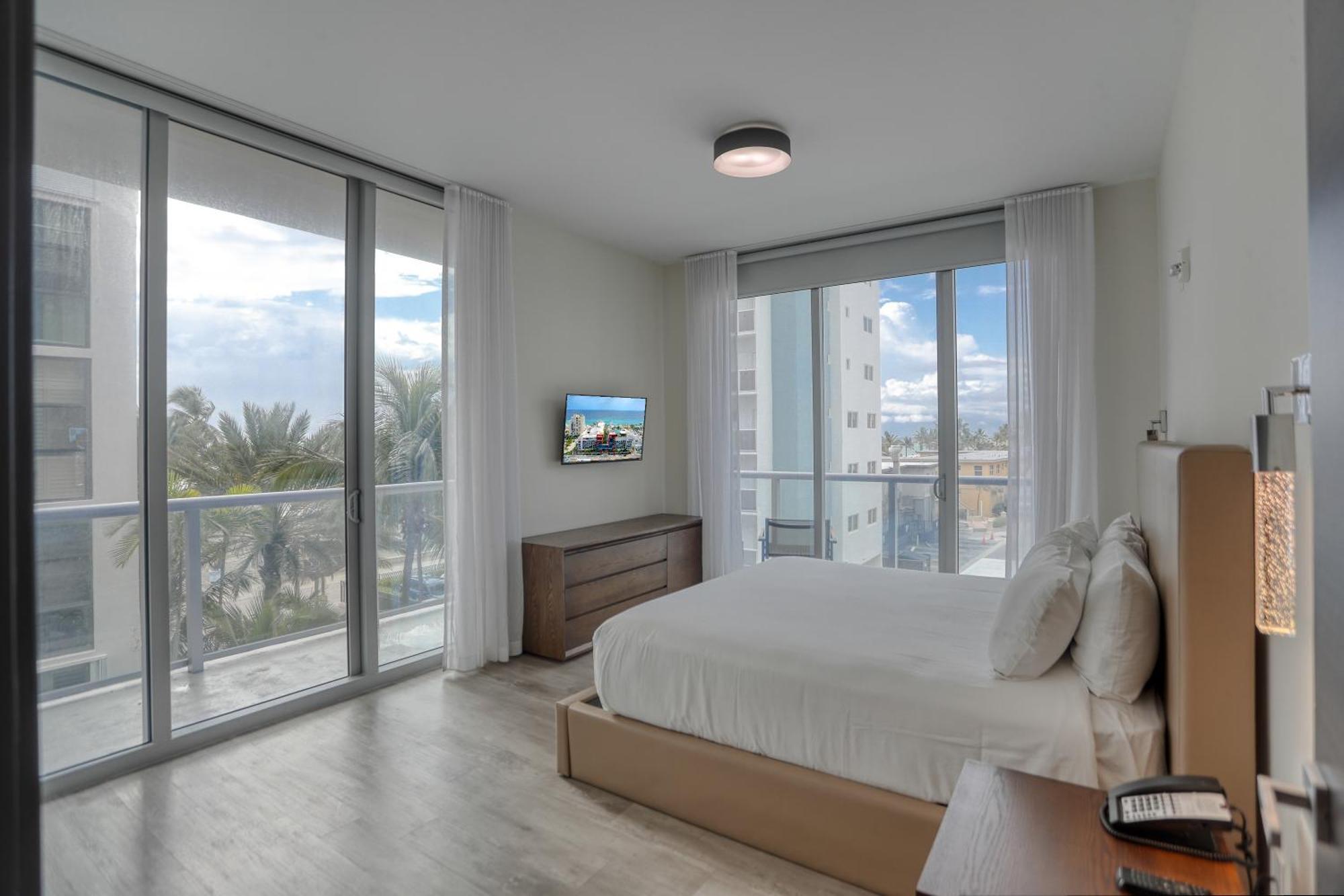 Ch Luxury Condos & Studios On The Beach Hollywood Room photo