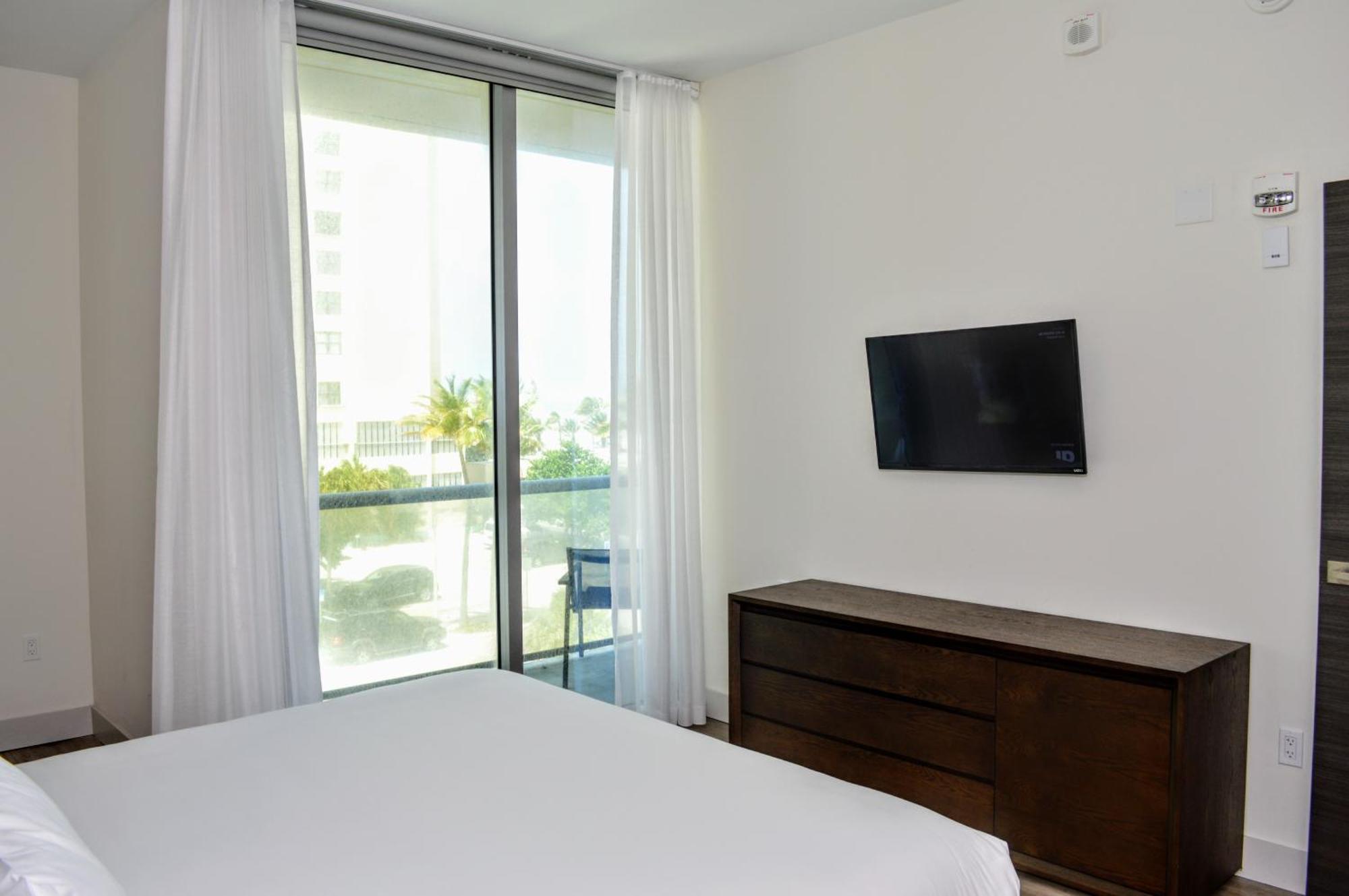 Ch Luxury Condos & Studios On The Beach Hollywood Room photo